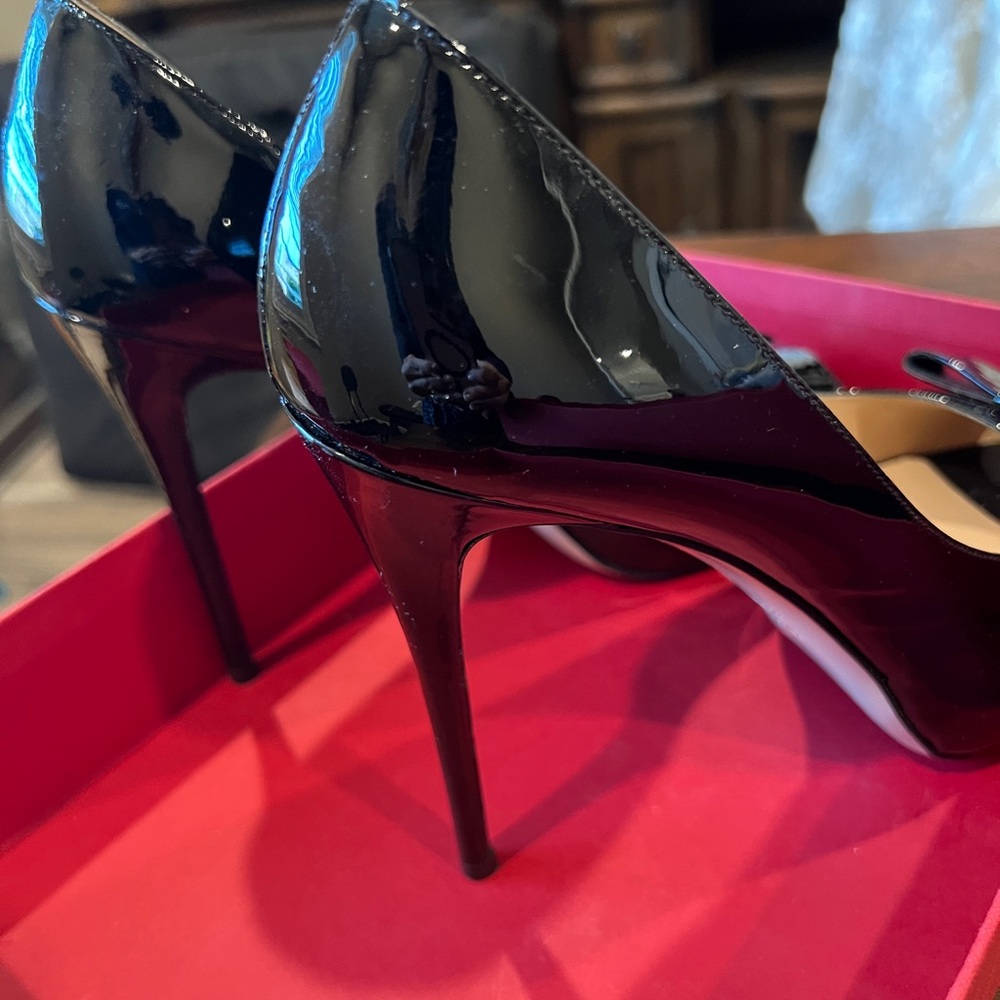 Valentino Garavani
Patent Leather Open Toe Bow Pumps
Size 38 - Picture 3 of 10
